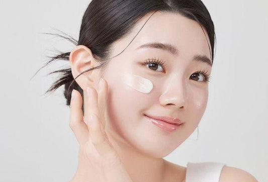 korean girl using sunscreen